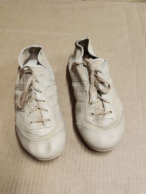 Ladies Dance / Twirling Shoe